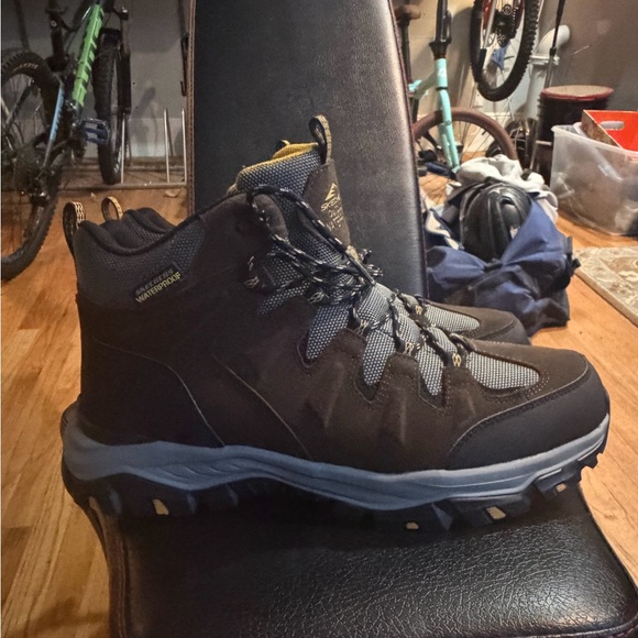 Skechers Men\'s Black and Blue Hiking Boots waterproof Retail $75!!